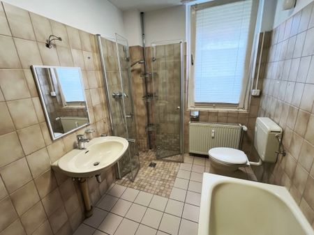 Whg. EG - Badezimmer mit Dusche + Badewanne